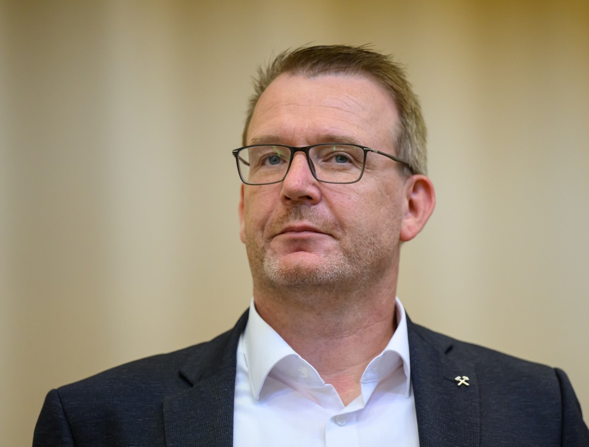 ARCHIV - 07.09.2023, Sachsen, Freiberg: Sven Krüger (parteilos), Oberbürgermeister von Freiberg, steht vor Beginn der Sitzung des Freiberger Stadtrates in der Konzert- und Tagungshalle Nikolaikirche a ...