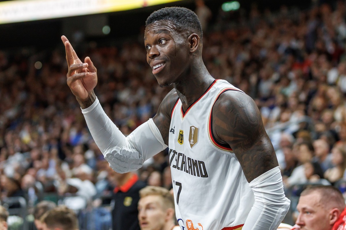 19.07.2024, Berlin: Basketball: Länderspiel, Deutschland - Japan, Uber Arena. Deutschlands Dennis Schröder gestikuliert. Foto: Andreas Gora/dpa +++ dpa-Bildfunk +++
