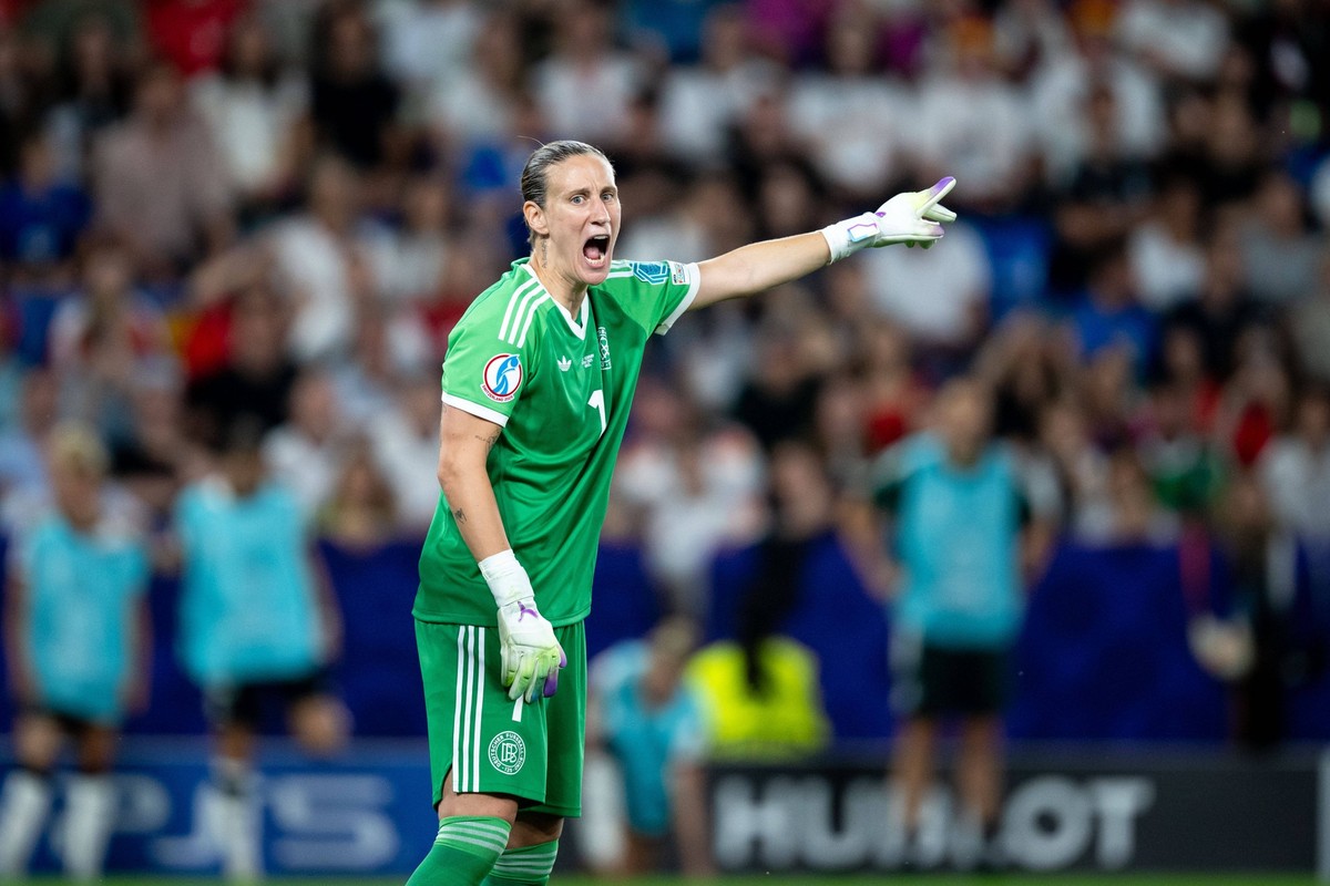 Ann-Kathrin Berger Deutschland, 01 gibt Anweisungen, SUI, Frankreich vs Deutschland, Fussball, UEFA Womens Euro 2025, Viertelfinale, 19.07.2025 SUI, Frankreich vs Deutschland, Fussball, UEFA Womens Eu ...