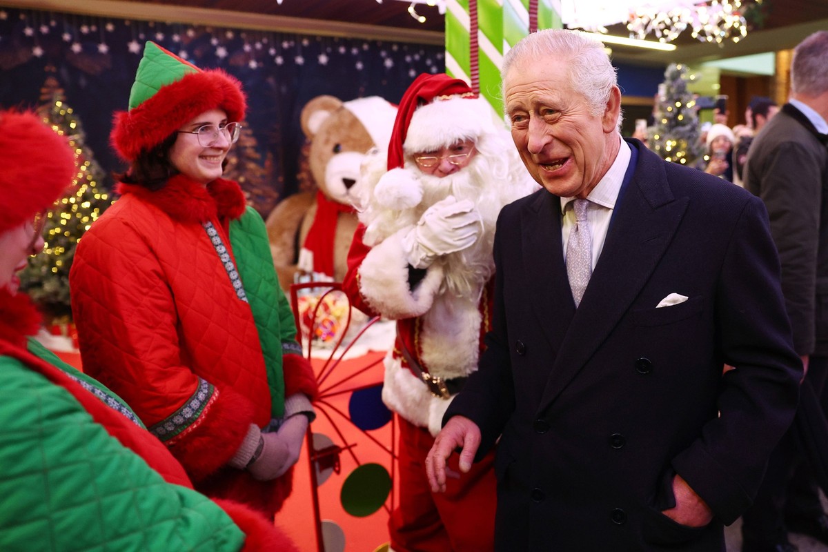 King Charles III Visits Ealing Broadway Shopping Centre LONDON, ENGLAND - DECEMBER 7: King Charles III visits Ealing Broadway Shopping Centre to tour the Christmas Market, meet local business owners a ...
