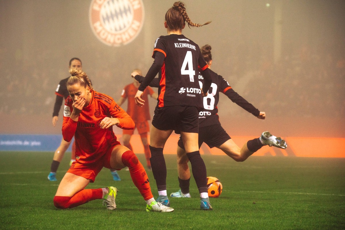 8.Spieltag: FC. Bayern Muenchen Frauen vs. Eintracht Frankfurt 04.11.2024 8.Spieltag: FC. Bayern Muenchen Frauen vs. Eintracht Frankfurt 04.11.2024,GIULIA GWINN 7 wird beim Zweikampf mit Sophia Kleinh ...