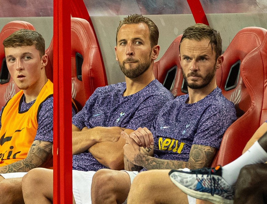 Football - Pre-Season - Tottenham Hotspur FC v Lion City Sailors SINGAPORE - Wednesday, July 26, 2023: Tottenham Hotspur s Harry Kane L and Cristian Romero on the bench after playing 45 minutes during ...