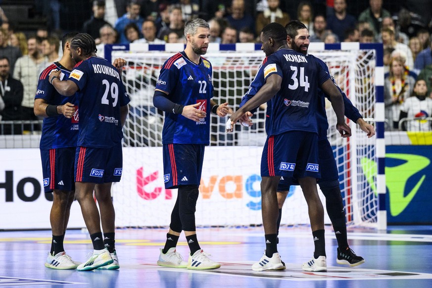 20.01.2024, Nordrhein-Westfalen, Köln: Handball: EM, Frankreich - Island, Hauptrunde, Gruppe 1, 2. Spieltag, Lanxess Arena. Frankreichs Benoit Kounkoud (l-r), Frankreichs Luka Karabatic, Frankreichs K ...