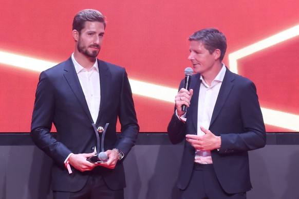 HAMBURG, GERMANY - AUGUST 22: Kevin Trapp and Oliver Glasner during the SPORT BILD Awards at Hamburger Fischauktionshalle on August 22, 2022 in Hamburg, Germany. (Photo by Gerald Matzka/Getty Images)