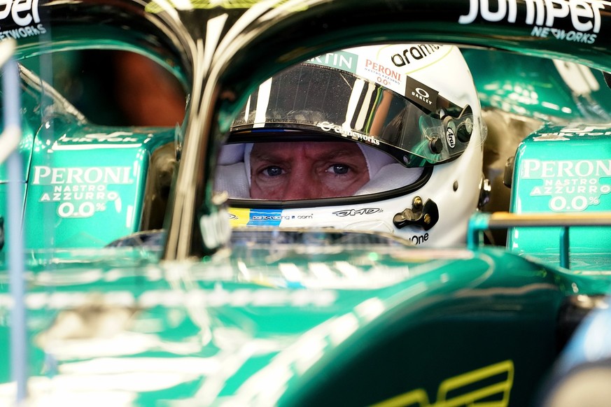 03.09.2022, Niederlande, Zandvoort: Motorsport: Formel-1-Weltmeisterschaft, Grand Prix von Niederlande, 3. Freies Training: Sebastian Vettel aus Deutschland vom Team Aston Martin sitzt vor einer Train ...