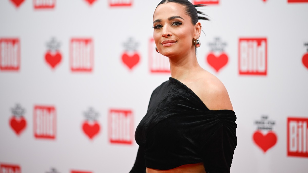 09.12.2023, Berlin: Amira Pocher, Moderatorin, steht auf dem Roten Teppich der TV-Spendengala «Ein Herz für Kinder». Foto: Sebastian Gollnow/dpa +++ dpa-Bildfunk +++