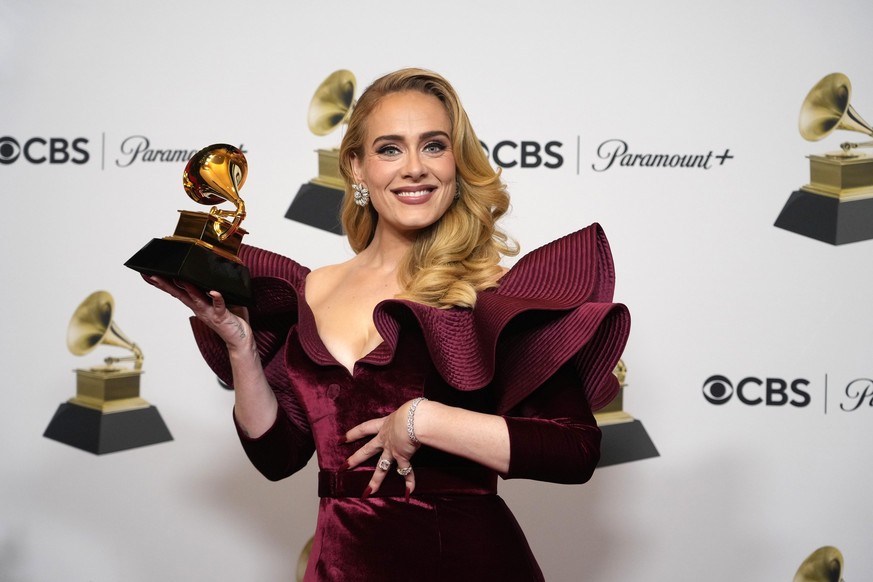 ARCHIV - 05.02.2023, USA, Los Angeles: Adele, Gewinnerin des Preises für die beste Pop-Solodarbietung für «Easy on Me», hält ihre Auszeichnung im Presseraum der 65. Verleihung der Grammy Awards. (zu d ...