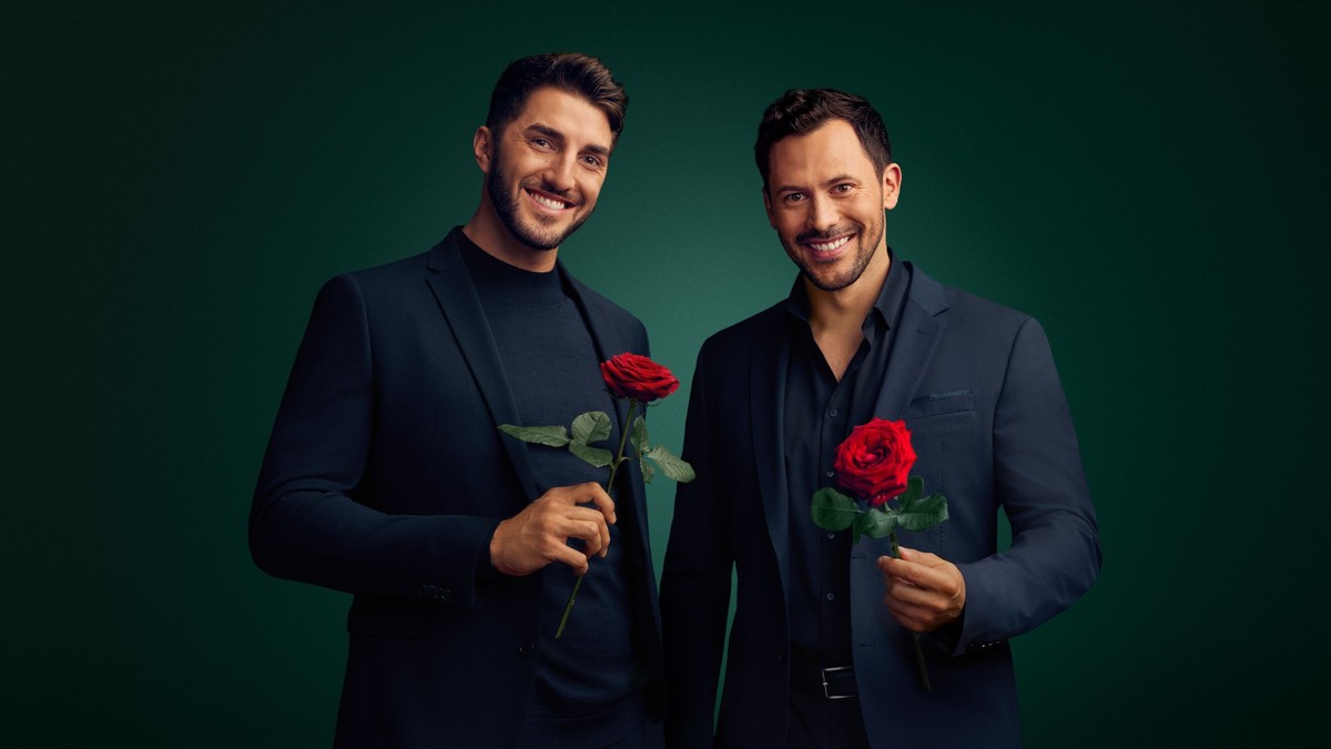 HANDOUT - 06.12.2023, ---: Dennis (l) und Sebastian (r) sind �Die Bachelors� (undatierte Aufnahme). 2024 schickt RTL erstmals zwei Rosenkavaliere ins Flirt-Spektakel. Die Datingshow startet beim Strea ...