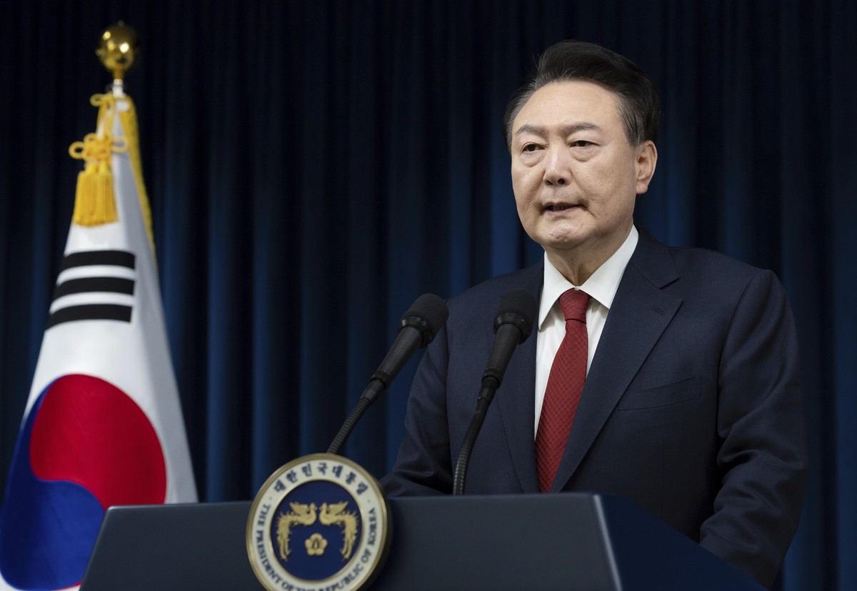 07.12.2024, Südkorea, Seoul: Der südkoreanische Präsident Yoon Suk Yeol spricht im Präsidialamt in Seoul, Südkorea. Foto: South Korean President Office/Yonhap via AP/dpa +++ dpa-Bildfunk +++