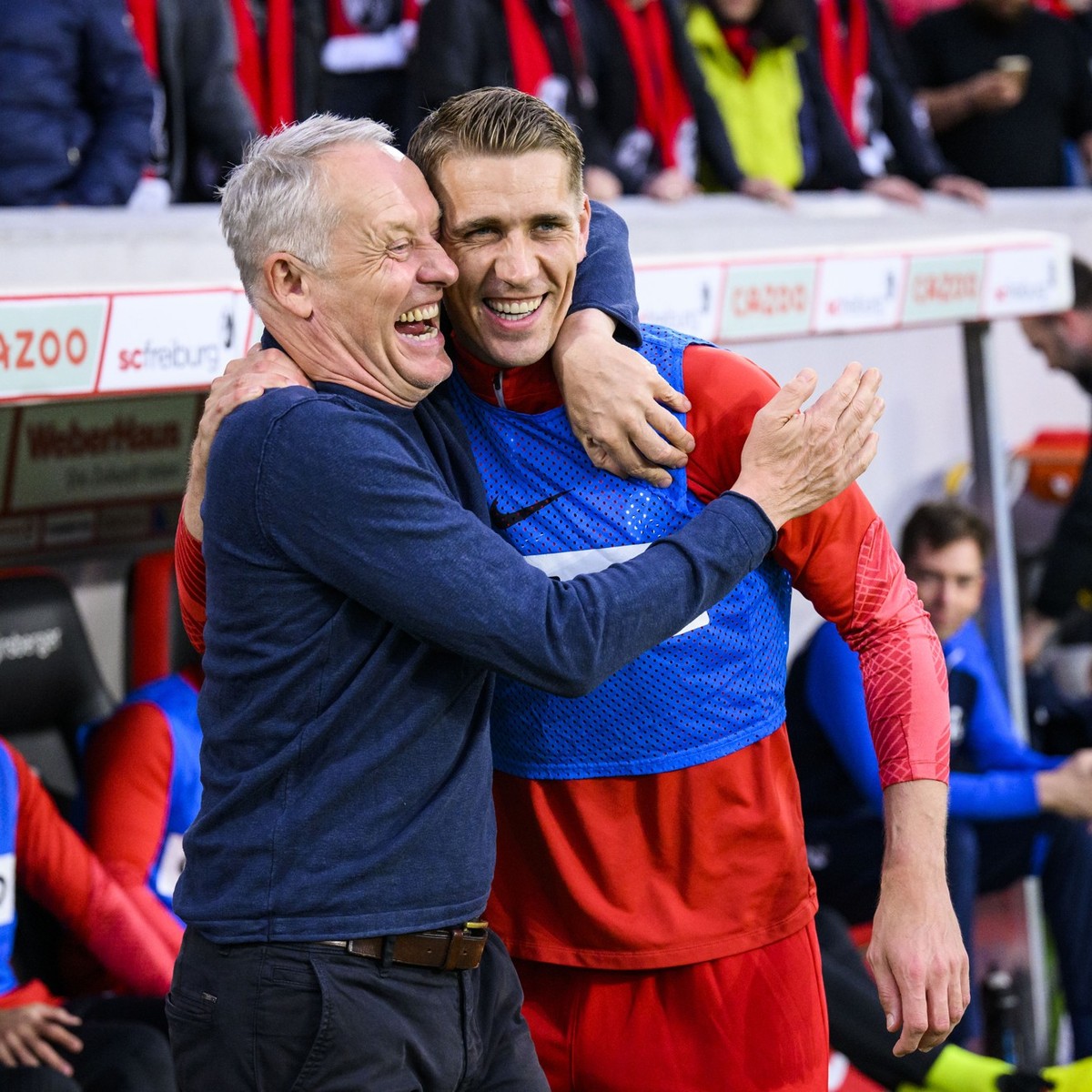 ARCHIV - 19.05.2023, Baden-Württemberg, Freiburg im Breisgau: Fußball: Bundesliga, SC Freiburg - VfL Wolfsburg, 33. Spieltag, Europa-Park Stadion. Freiburgs Trainer Christian Streich (l) und Freiburgs ...