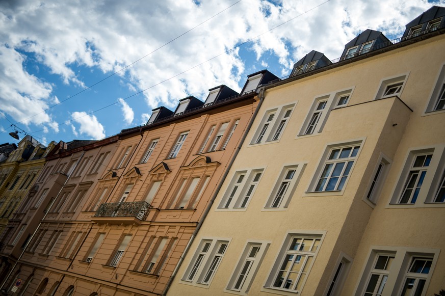 ARCHIV - Verschiedenfarbige Wohnhäuser sind am 27.07.2015 in München (Bayern) im Stadtteil «Altstadt Lehel» zu sehen. (Zu dpa «Landgericht: Ursprüngliche Mietpreisbremse in München unwirksam» vom 06.1 ...
