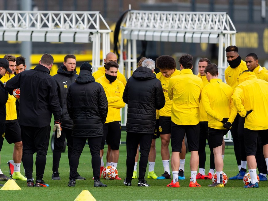 Dortmund, Germany 04.03.2019, UEFA Champions League - 2018/19 Season, Achtelfinale, Borussia Dortmund - Tottenham Hotspur, Training Borussia Dortmund, Trainer Lucien Favre (BVB) spricht mit den Spiele ...