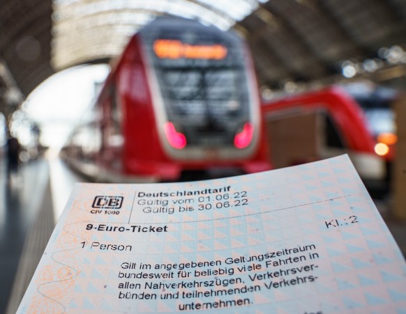 ARCHIV - 23.05.2022, Hessen, Frankfurt/Main: ILLUSTRATION - Ein frisch an einem Automaten der Deutschen Bahn erworbenes 9-Euro-Ticket, aufgenommen im Frankfurter Hauptbahnhof. (zu dpa �Nachfrage nach  ...