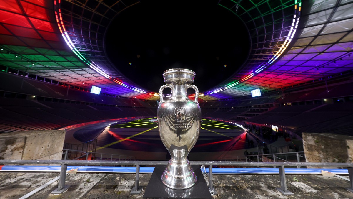 Der Siegerpokal der Fußball-Europameisterschaft 2024 (UEFA 2024) steht im Olympiastadion in Berlin. Die 17. Fußball-EM soll im Sommer 2024 mit 24 teilnehmenden Nationen in München, Berlin, Hamburg, Fr ...