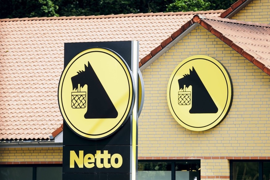 Das Logo der Supermarktkette Netto ist vor einem Netto Supermarkt zu sehen. Berlin, 27.06.2023. Berlin Deutschland *** Netto supermarket chain logo is seen in front of Netto supermarket Berlin, 27 06  ...