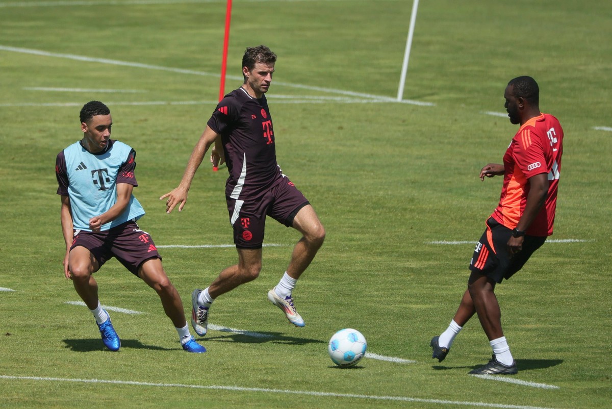 31.07.2024, FC Bayern Training, Saebenerstrasse, Fussball, im Bild: Jamal Musiala FC Bayern Muenchen, Thomas Mueller FC Bayern Muenchen und Floriert NGalula FC Bayern Muenchen *** 31 07 2024, FC Bayer ...