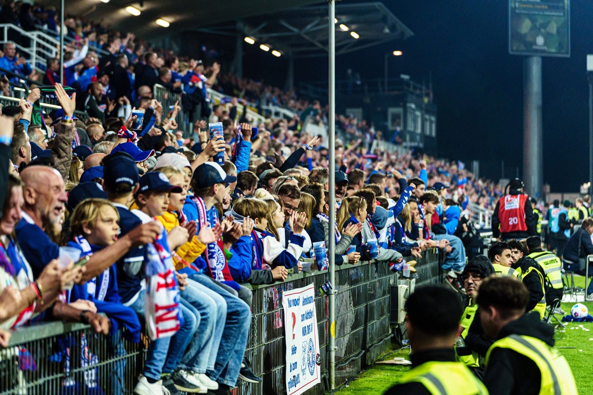Fans warten auf Abpfiff GER, Holstein Kiel vs. Fortuna Duesseldorf, Fussball, 2. Bundesliga, Spieltag 33, Spielzeit 2023/2024, 11.05.2024 DFL REGULATIONS PROHIBIT ANY USE OF PHOTOGRAPHS AS IMAGE SEQUE ...