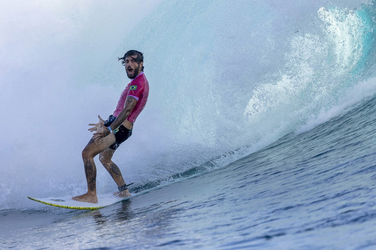 28.07.2024, Französisch-Polynesien, Teahupo&#039;o: Surfen: Olympia, Vorkampf, Shortboard, Männer, 2. Runde, der Brasilianer Felipe Toledo reagiert beim Verlassen einer Welle während der zweiten Runde ...
