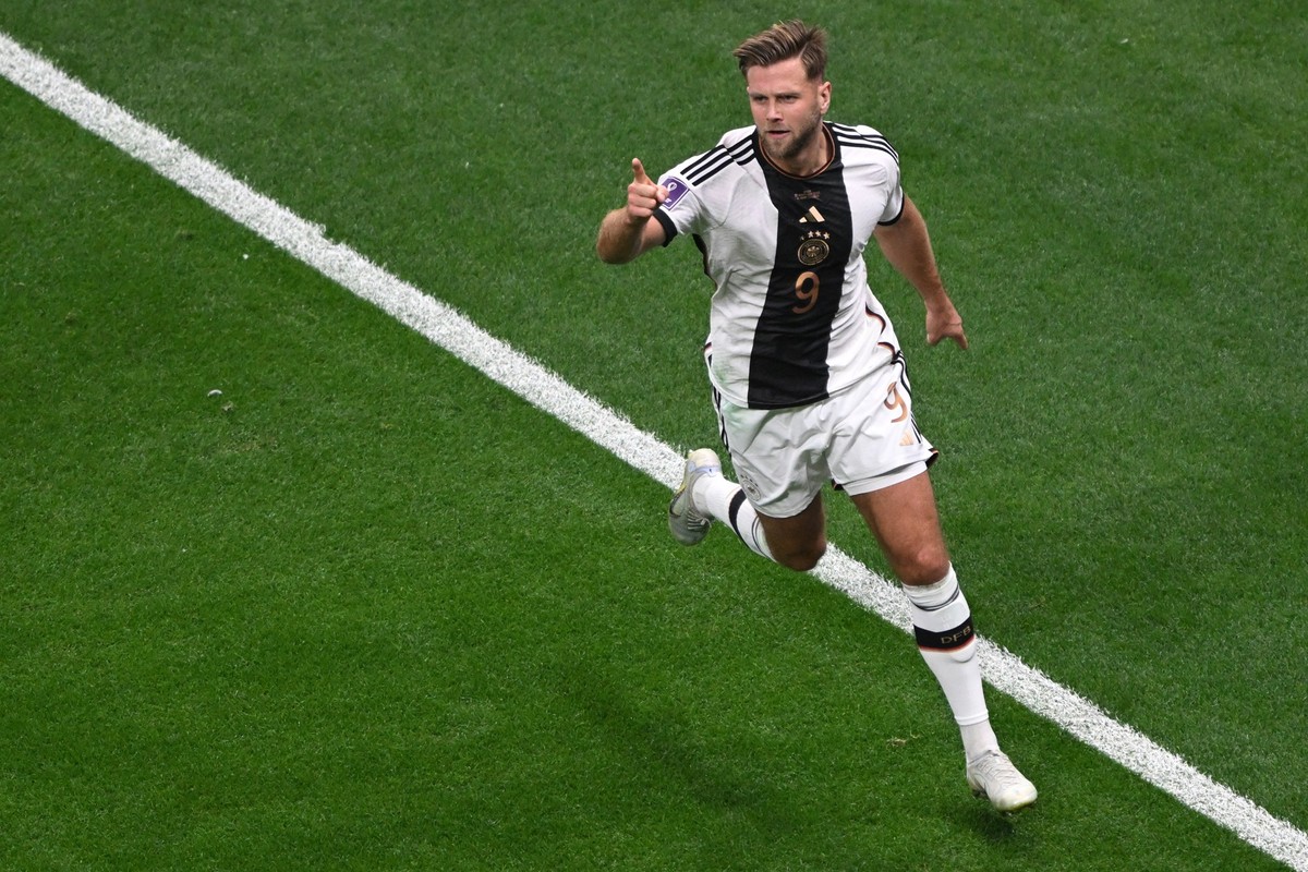dpatopbilder - 27.11.2022, Katar, Al-Chaur: Fu�ball, WM 2022 in Katar, Spanien - Deutschland, Vorrunde, Gruppe E, Spieltag 2, im Al-Bait Stadion in Al-Chaur, Deutschlands Niclas F�llkrug jubelt nach d ...