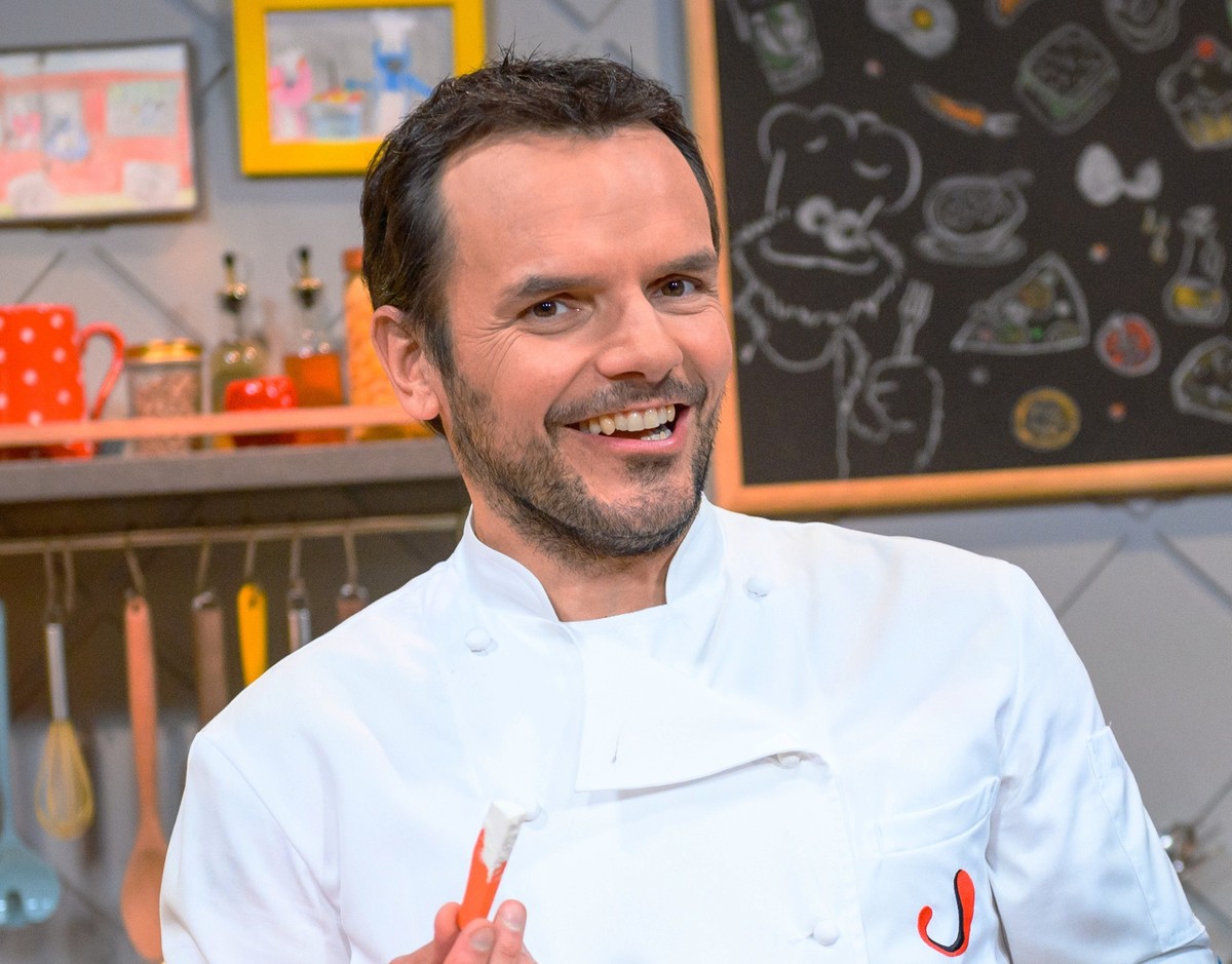 25.10.2022, Hamburg: Fernsehkoch Steffen Henssler steht am Film-Set der Familien- und Kinder-Kochshow