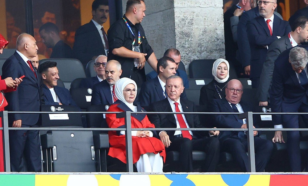 President of T�rkiye Recep Tayyip Erdogan with Mesut �zil behind left Netherlands v Turkiye, UEFA European Championship, EM, Europameisterschaft 2024, Quarter Final, Football, Olympiastadion, Berlin,  ...