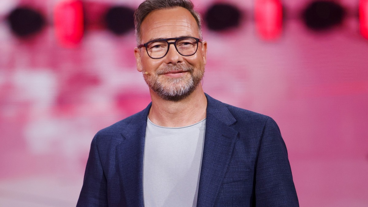 ARCHIV - 06.04.2024, Nordrhein-Westfalen, Köln: Moderator Matthias Opdenhövel steht in der ProSieben-Show &quot;The Masked Singer&quot; auf der Bühne. (zu dpa: ««Schlag den Star»: Matthias Opdenhövel  ...