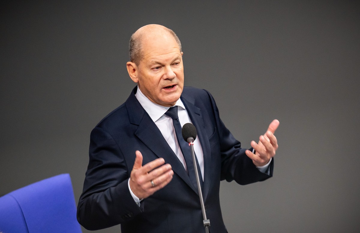 ARCHIV - 04.12.2024, Berlin: Bundeskanzler Olaf Scholz (SPD) spricht bei einer Befragung der Bundesregierung im Plenarsaal im Bundestag. (zu dpa: «Steuern, Rente, Klima - Parteien stellen sich für Wah ...