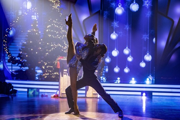 Janin Ullmann und Zsolt Sándor Cseke tanzen Rumba zu Merry Christmas Darling.

Die Verwendung des sendungsbezogenen Materials ist nur mit dem Hinweis und Verlinkung auf RTL+ gestattet.