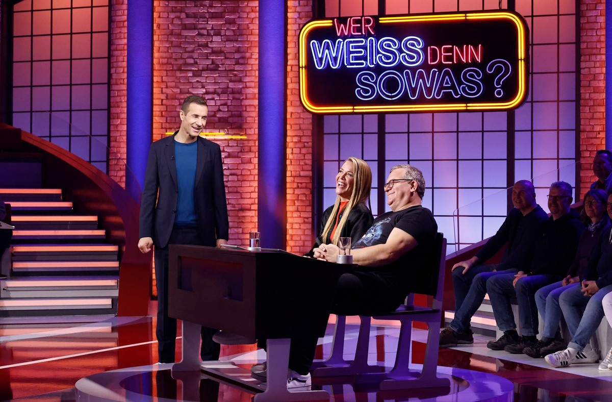 ARD WER WEISS DENN SOWAS? FOLGE 1204, &quot;Luisa C. Schulz und Sandra Sprünken&quot;, am Dienstag (26.11.24) um 18:00 Uhr im ERSTEN.
Moderator Kai Pflaume (l.) mit Rateteam-Kapitän Elton (r.) und der ...