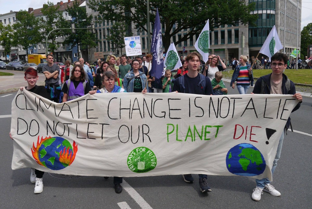 Feature / Symbol: Fridays for Future 05/24 thg Klimastreik am 31. Mai 2024 in Bielefeld zur Europawahl am 9. Juni 2024 Deutschland deutsche Stadt Innenstadt Demo Demonstration Klima FFF soziale Bewegu ...