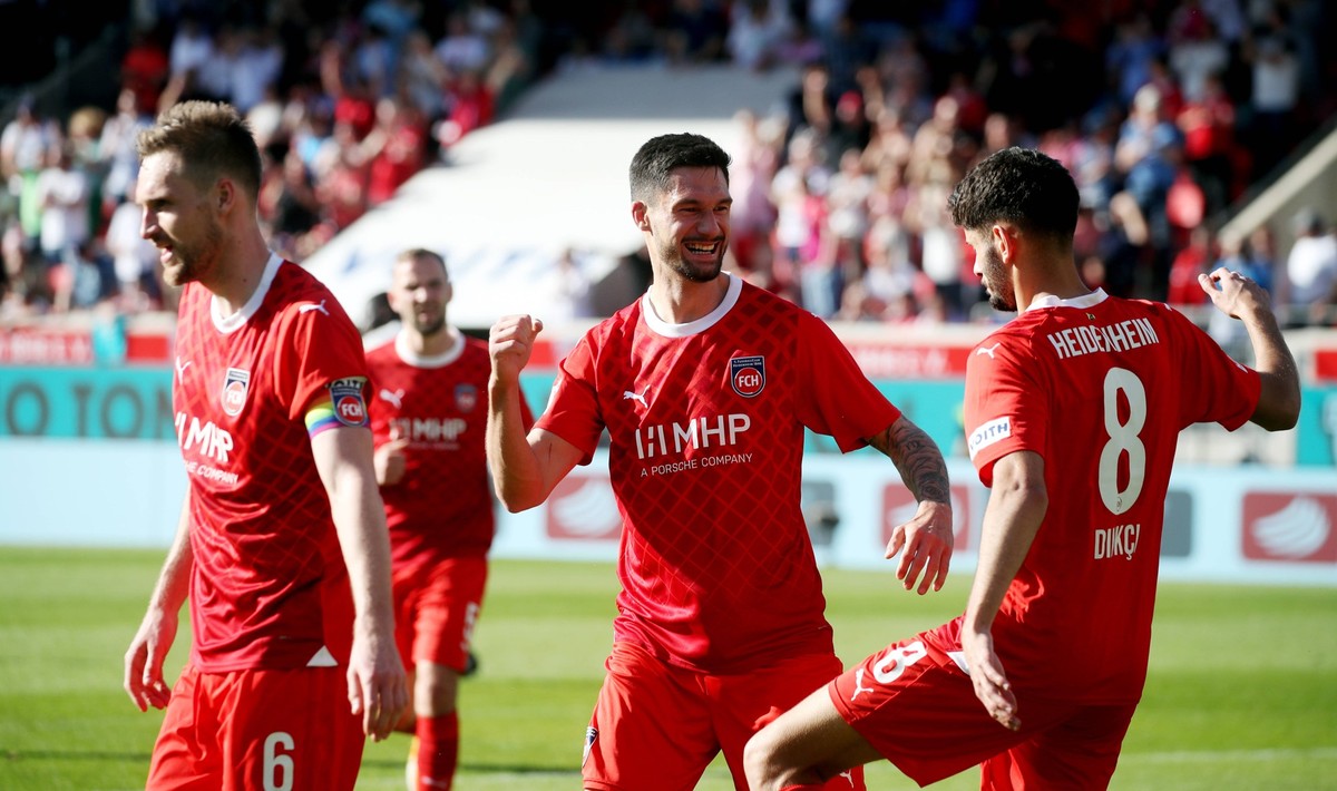 06.04.24 1. FC Heidenheim - FC Bayern M�nchen Deutschland, Heidenheim, 06.04.2024, Fussball, Bundesliga, 1. FC Heidenheim - FC Bayern M�nchen: v.l. Tim Kleindienst, Eren Dinkci beide 1. FC Heidenheim ...