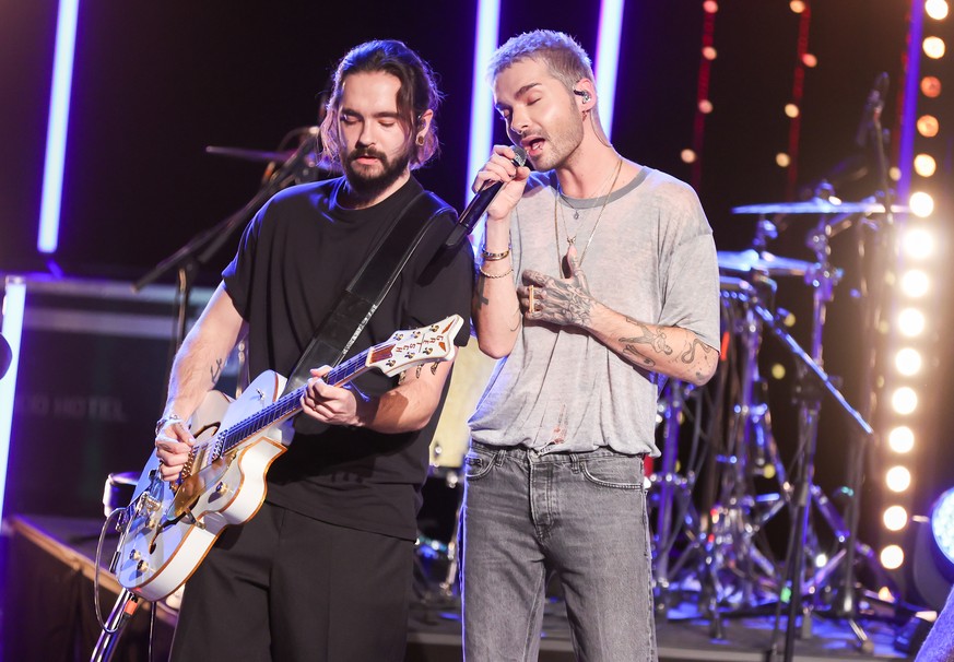 16.12.2020, Sachsen-Anhalt, Halle: Tom (l) und Bill Kaulitz von der Band Tokio Hotel treten w