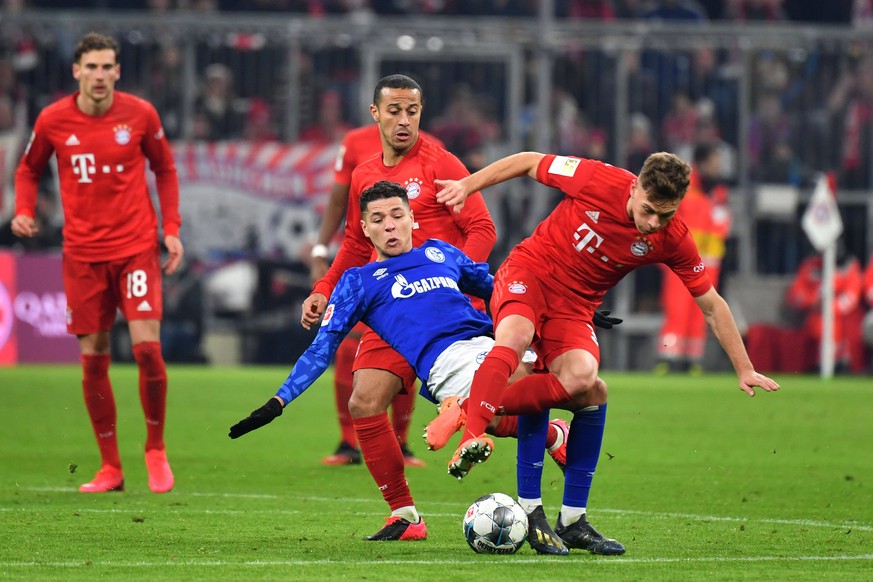 Amine HARIT FC Schalke 04, Aktion,Zweikampf gegen Joshua KIMMICH Bayern Muenchen. hi:Thiago ALCANTARA FCB. Fussball 1. Bundesliga,19.Spieltag,Spieltag19, FC Bayern Muenchen M -FC Schalke 04 GE 5-0, am ...