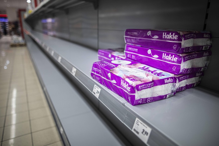 Einzelne Packungen Toilettenpapier liegen in einem leeren Regal in einem Supermarkt in Niesky, 13.03.2020. Aufgrund der Ausbreitung des Corona-Viruses kommt es zu Hamsterkaeufen, unter anderem von Des ...
