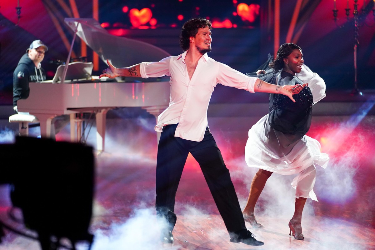 Jurymitglied Motsi Mabuse tanzte als Showeinlage mit ihrem Ehemann Evgenij Voznyuk eine Rumba und Pietro Lombardi (am Flügel) sang dazu seinen neuen Song "Kämpferherz".