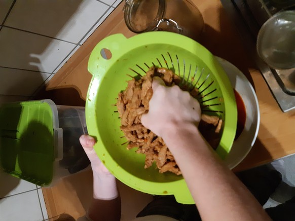 Veganes Geschnetzeltes sollten vor dem Braten ausgequetscht werden, um möglichst wenig Flüssigkeit zu beinhalten.