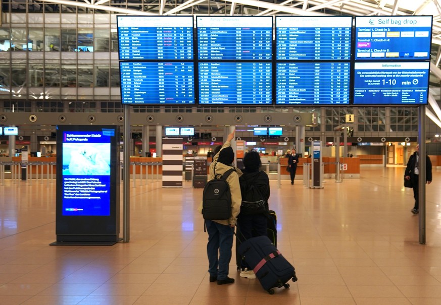 ARCHIV - Warnstreik des Bodenpersonals: Die Lufthansa rechnet damit, nur rund 20 Prozent der geplanten Flüge anbieten zu können. (zu dpa: «Streiks im Luftverkehr: Das können Reisende tun») Foto: Marcu ...