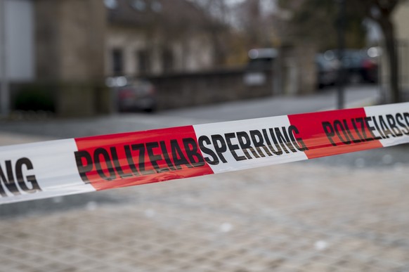 05.04.2023, Bayern, Wunsiedel: Die Straße zu einem Kinder- und Jugendhilfezentrum ist abgesperrt. In der Einrichtung war am Vortag eine Zehnjährige tot in einem Zimmer gefunden worden. Zwei Jungen im  ...