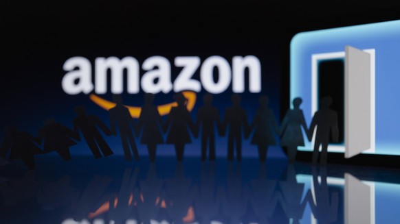 November 14, 2022, Asuncion, Paraguay: Amazon logo displayed behind cut out paper figures chain. Amazon reportedly could lay off as many as 10,000 employees starting this week. Asuncion Paraguay - ZUM ...