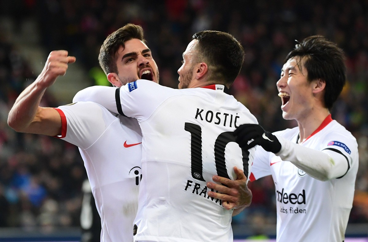 28.02.2020, xkvx, Fussball Europa League, RB Salzburg - Eintracht Frankfurt emspor, v.l. Andre Silva Eintracht Frankfurt Filip Kostic Eintracht Frankfurt, Daichi Kamada Eintracht Frankfurt celebrate t ...