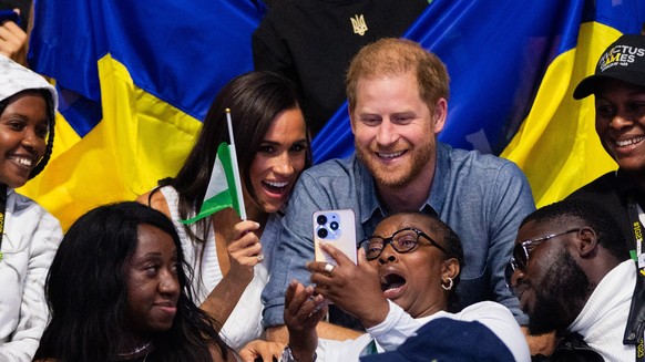 14.09.2023, Nordrhein-Westfalen, D�sseldorf: Prinz Harry, Herzog von Sussex, und seine Frau Meghan, Herzogin von Sussex, schauen sich bei den 6. Invictus Games in der Merkur Spiel-Arena zwischen Fans  ...