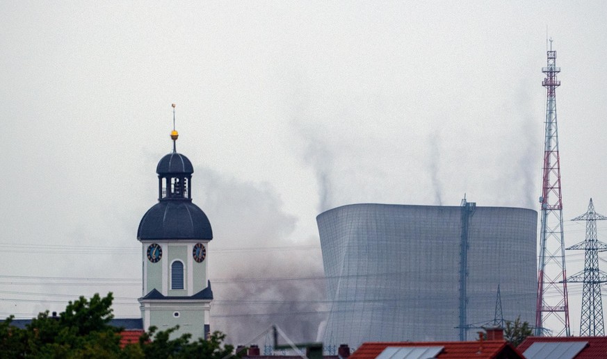 Beide Kuehltuerme, kurz vor der Sprengung.

Am heutigen fruehen Donnerstag wurden im Kernkraftwerk Philippsburg beide Kuelhtuerme gesprengt. Im Vordergrund die katholische Kirche St. Maria.

GES/ Abbr ...