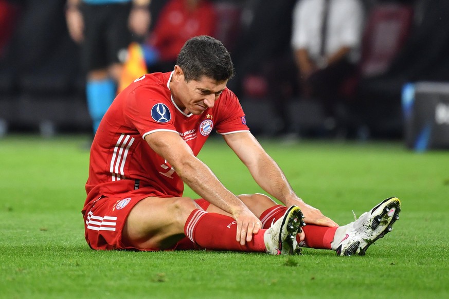 Robert LEWANDOWSKI Bayern Muenchen am Boden mit Schmerzen.verletzt,Verletzung, Aktion,Einzelaktion,Einzelbild, Freisteller,Ganzkoerperaufnahme,ganze Figur. Fussball UEFA Super Cup 2020 FC Bayern Muenc ...