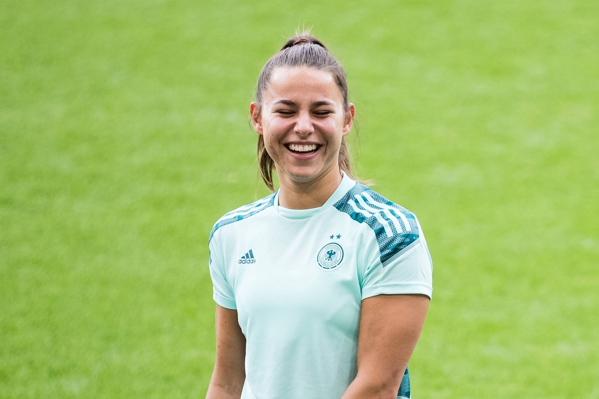 UEFA WOMENS EURO ENGLAND 2022: Abschlusstraining Deutschland 20.07.2022 Lena Oberdorf Deutschland, 6 lacht UEFA WOMENS EURO ENGLAND 2022: Abschlusstraining Deutschland Brentford Community Stadium, Lon ...