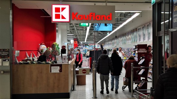 Kaufland Supermarkt - Discounter. Kaufland ist ein Unternehmen des Lebensmitteleinzelhandels mit Sitz in Neckarsulm, Deutschland. Es betreibt aktuell ueber 1470 Filialen und ist neben Deutschland in s ...