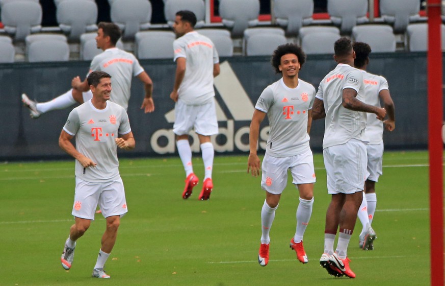 26.07.2020,1. FCB Mannschaftstraining, FCB Trainingsgelaende, Fussball, Muenchen, im Bild: Robert Lewandowski FCB, Leroy Sane FCB, Jerome Boateng FCB und Kingsley Coman FCB *** 26 07 2020,1 FCB team t ...