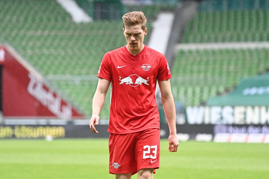 GER, 1.FBL, SV Werder Bremen vs RB Leipzig / 10.04.2021, wohninvest Weserstadion, Bremen, GER, 1.FBL, SV Werder Bremen vs RB Leipzig im Bild / picture shows Halbzeitpause. Marcel Halstenberg RB Leipzi ...