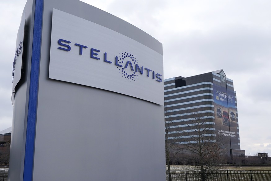 ARCHIV - 19.01.2021, USA, Auburn Hills: Der Stellantis-Schild steht vor dem Chrysler Technology Center in Auburn Hills. Trotz der Chipengp