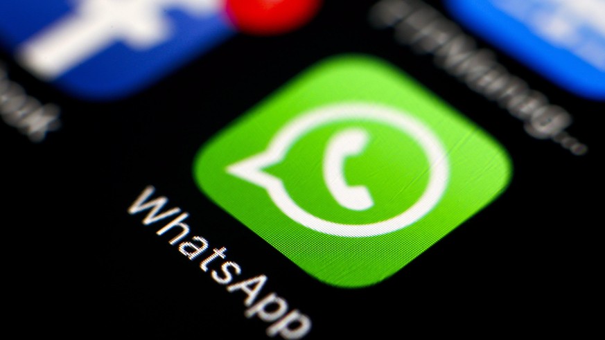 ARCHIV - 07.04.2016, Taiwan, Taipeh: Das Icon des Messengerdienstes WhatsApp und der Online-Plattform Facebook sind auf einem Smartphone zu sehen. (zu dpa «WhatsApp schiebt Einführung der neuen Datens ...