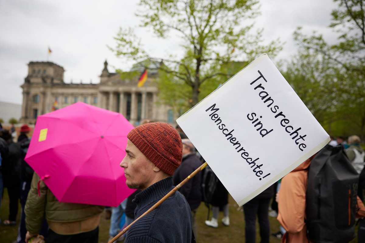 12.04.2024, Berlin: Ein Transparent mit der Aufschrift �Transrechte sind Menschenrechte!� wird bei einer Protestveranstaltung gegen das Selbstbestimmungsgesetz von Frauengruppen vor dem Bundestag von ...